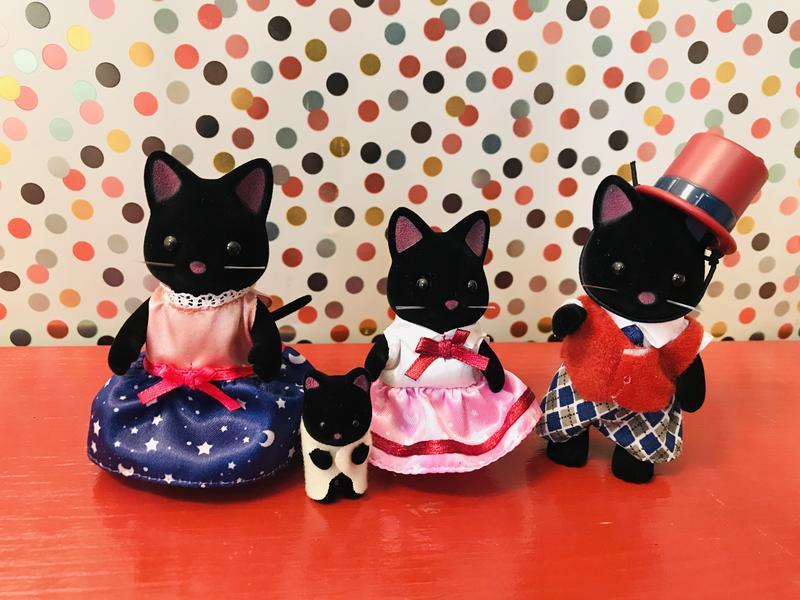 Familia de gatos negros
